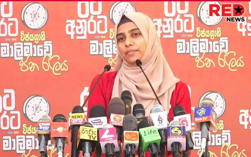 අනුරගේ පුලතිසිපුර වේදිකාවට නැගපු යුවතිය භාෂා 3න්ම අමතයි.අනුරගේ නම කියද්දී කාන්තාවන් උණුසුම් අත්පුඩි