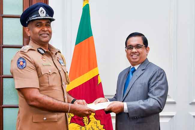 නව පොලිස්පති ලෙස ප්රියන්ත වීරසූරිය පත් කරයි