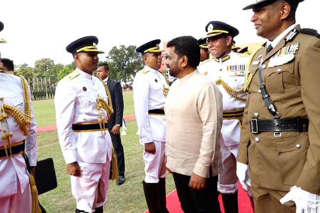 පොලිස් සේවය දැවැන්ත අභියෝගයක් මැද – 30,000ක හිඟය ගැන පොලිස්පති ජනපති ඉදිරියේ කියයි