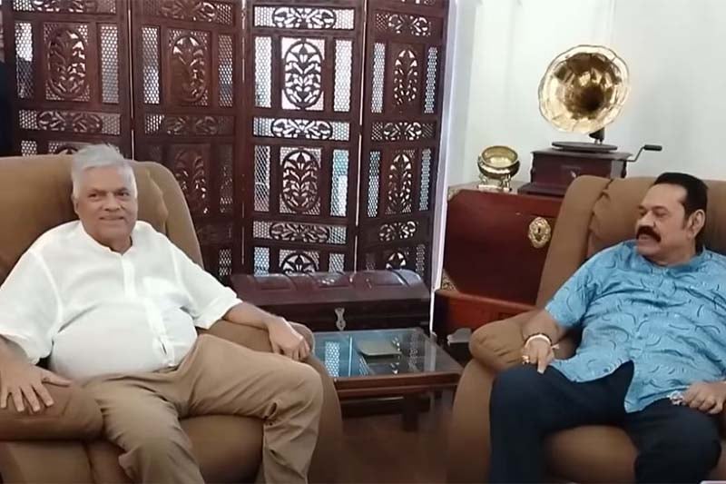 රනිල්, මහින්ද හමුවක් තංගල්ලේදී: සිරගතව සිටි සමයේ කළ උපකාරයට ස්තූතිය පුද කරයි