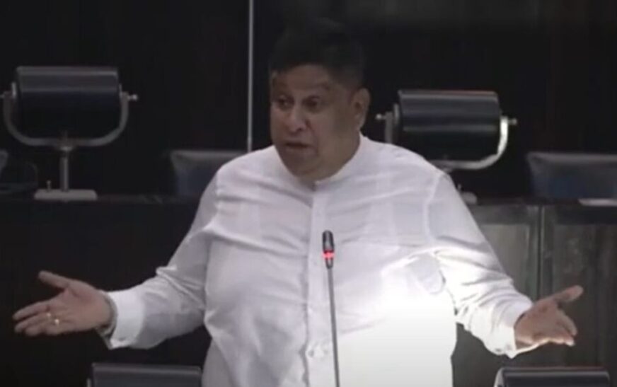 චාමර සම්පත් දසනායකගේ චෝදනා: දේශපාලන වාසි තකා දරුවන් යොදාගැනීමේ උත්සාහයක්ද?
