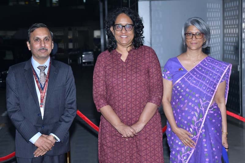 චීන සංචාරය නිමවී පැමිණි අගමැතිනිය ඉන්දියාව බලා පිටත් වෙයි