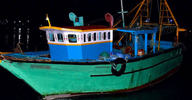 දකුණු මුහුදේ අත්අඩංගුවට ගත් මත්ද්‍රව්‍ය යාත්‍රාව දික්ඕවිටට; අයිස් සහ හෙරොයින් මලු 11ක්