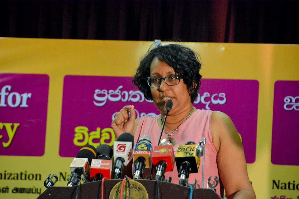 අගමැතිණිය ඉල්ලා අස්විය යුතුද ? ‘ලින්ක්’ උගුල සහ දේශපාලන බිලි බා ගැනීම