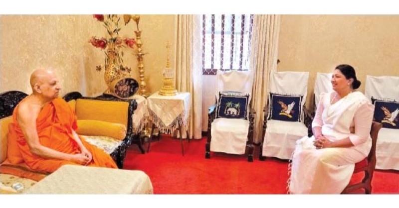 හැමදේටම විරුද්ධ වීම විපක්ෂයේ කාර්යභාරය නොවේ; මල්වතු නාහිමියන්ගෙන් චමින්ද්‍රානි කිරිඇල්ලට උපදෙස්