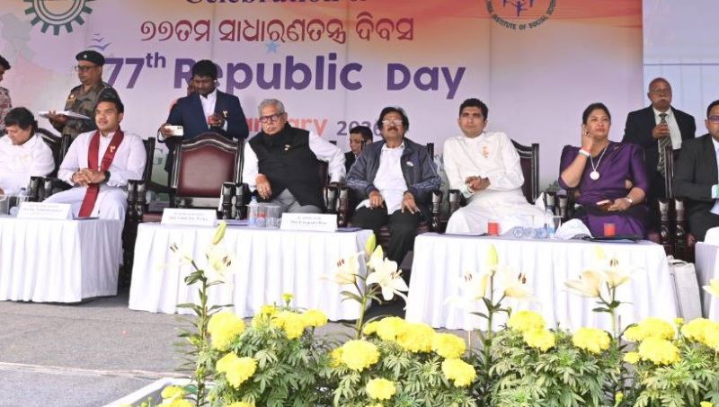 සජිත්ගේ මාධ්‍ය ප්‍රකාශක නාමල්ගේ බෑග් උස්සයි? ඡායාරූපවලින් හෙළි වූ රහස