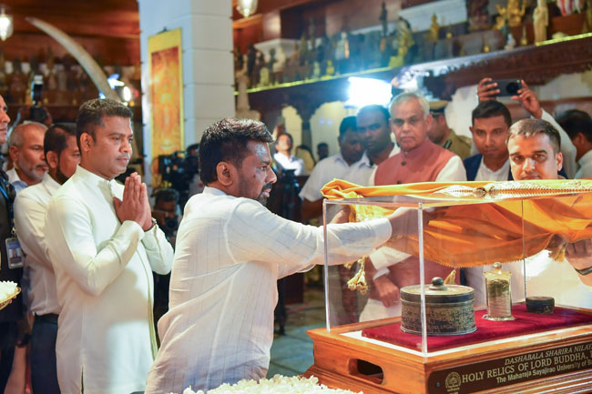 ඉන්දියාවෙන් වැඩම කළ සර්වඥ ධාතු වන්දනාව ගංගාරාමයේදී අද ඇරඹේ