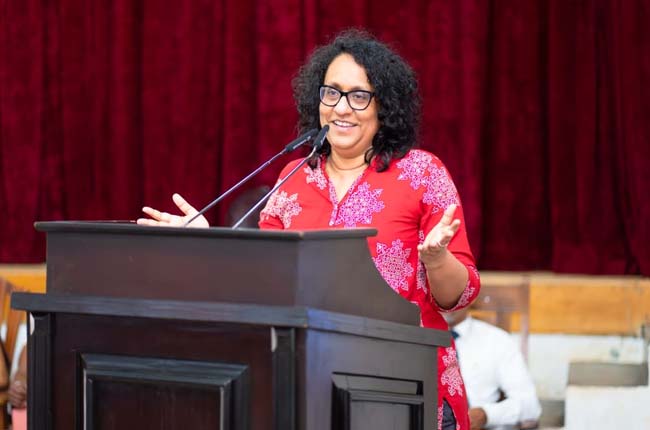 පාසල් උත්සවවලට දෙමාපියන්ගෙන් සල්ලි එකතු කරන්න එපා – අගමැතිනියගෙන් දැඩි උපදෙස්