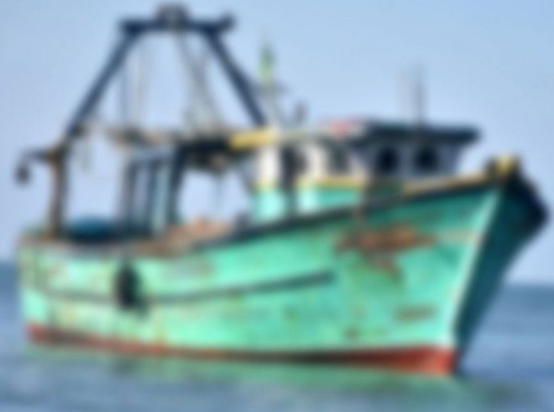 දකුණු මුහුදේ දැවැන්ත මෙහෙයුමක්; මත්ද්‍රව්‍ය සහ අවි ආයුධ රැගත් බහුදින ධීවර යාත්‍රාවක් නාවික හමුදා භාරයට