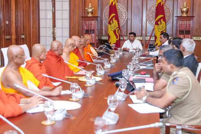 විහාර දේවාලගම් පනත සංශෝධනයට අවධානය; සංඝ සමාජය සුරැකීමට ජනපති සහ නාහිමිවරුන් එක්වෙයි