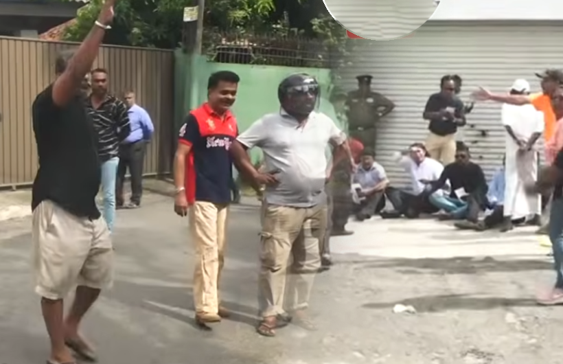 මුදල් ලේකම්ගේ නිවස ඉදිරිපිට උද්ඝෝෂණයට අසල්වාසීන්ගෙන් ගොම ප්‍රහාරයක්