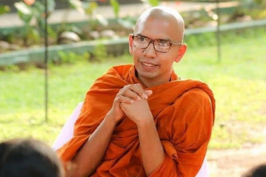 මහණකම පෙන්වමින් අන්තවාදය පතුරුවන පුද්ගලයින් මර්දනය කිරීමට විහාර දේවාලගම් පනත සංශෝධනය වෙයි !කස්සපලාගේ හිස ගිනි ඇවිලෙන්න හේතුවක්