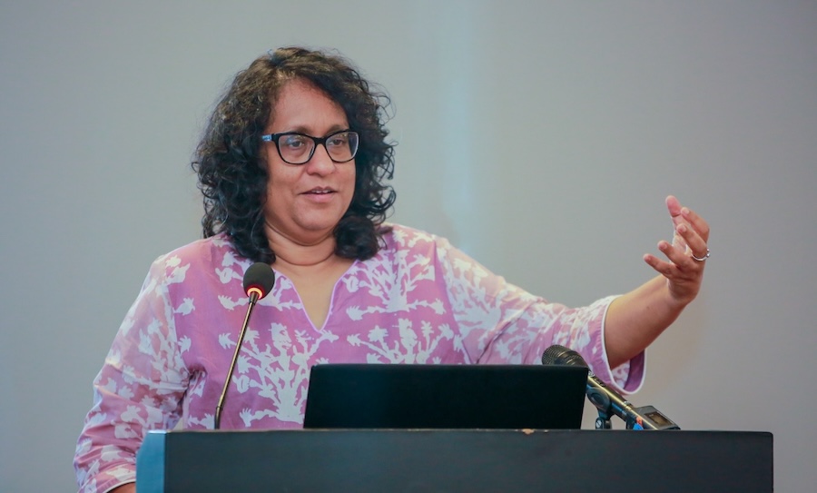 අගමැතිනි හරිනි අමරසූරිය ලන්ඩන් බලා පිටත් වෙයි!