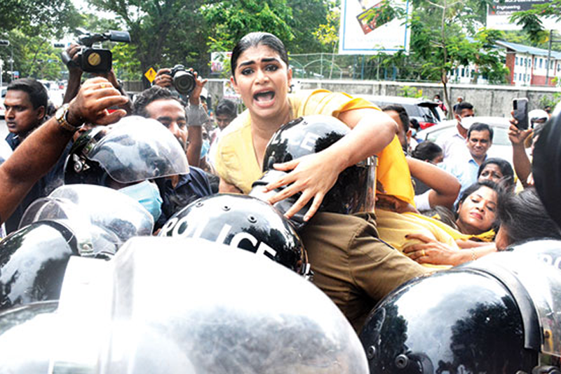 හිරුණිකා ප්‍රේමචන්ද්‍ර අත්අඩංගුවට ගැනීමට අධිකරණයෙන් වරෙන්තු