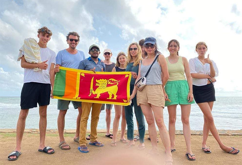 සංචාරක ක්ෂේත්‍රයේ දැවැන්ත පිම්මක් ! මැයි මාසයේ මුල් දින දහය තුළ සංචාරකයින් 46,606ක් දිවයිනට !