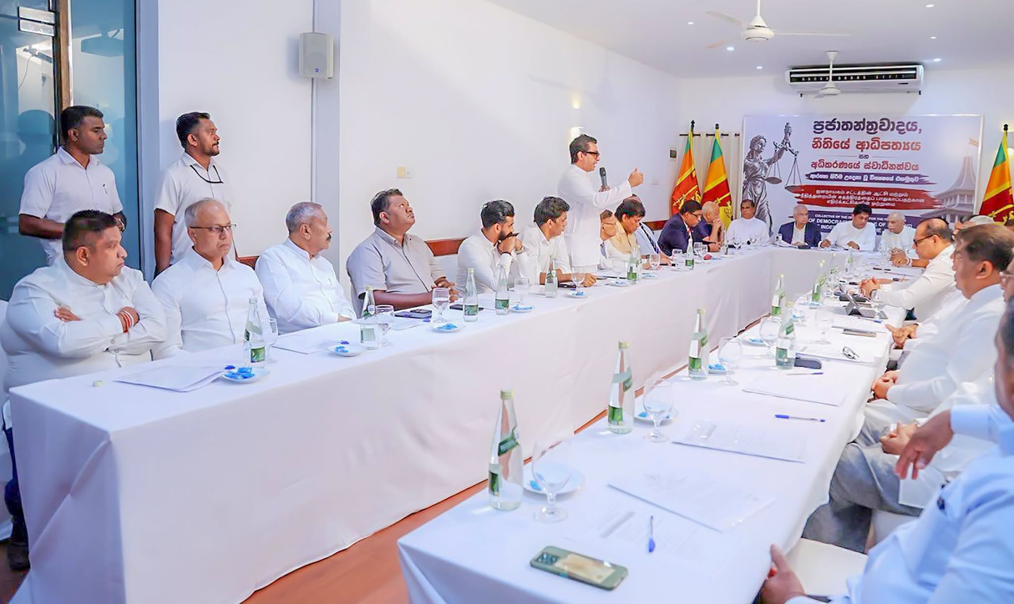 සජිත් පැරණි “දූෂිතයන්” සමඟ එක්වෙයි; උතුරෙන් සජිත්ට කනේ පහරක්!