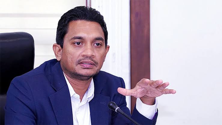 රට වැටෙනකම් බලාගෙන ඉන්න රනිල්ට චතුරංගගෙන් සැර පිළිතුරක් !