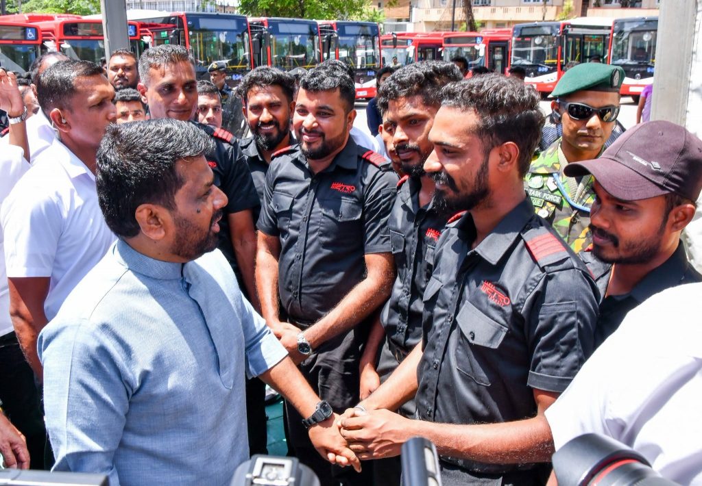 රුපියල් බිලියන 7.5ක වියදමින් ඇරඹි නවීන මෙට්‍රො බස් සේවාව: මහනුවර, ගාල්ල සහ යාපනයටත් ළඟදීම!