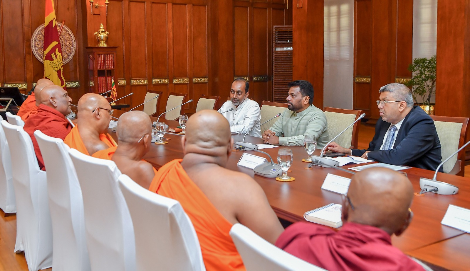 “තනි පුද්ගලයින් වෙනුවෙන් නියෝග දෙන්න මම ලෑස්ති නෑ”: ජනාධිපතිගෙන් ප්‍රකාශයක්