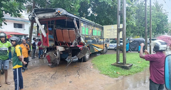 කොග්ගල දුම්රියේ ගැටුණු බස් රථයේ ධාවන බලපත්‍රය අවලංගු කෙරේ